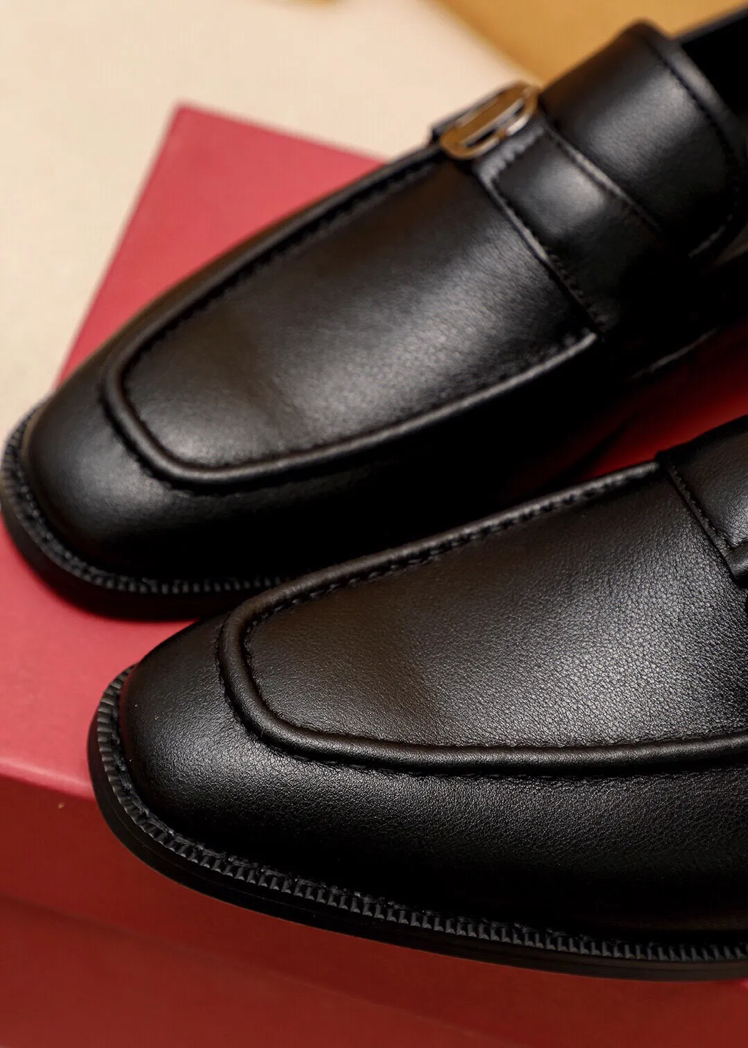 Men's shoes 💰400 💐 Product trademark: Ferragamo "Ferragamo" casual leather shoes Regular size: 39-44 (38.45.46🉑️customized) Product materials: Selected imported calfskin upper + classic hardware buckle, imported pig leather lining. Strong three-dimensional visual effect, non-slip and wear-resistant combination outsole Color: 1⃣️color optional